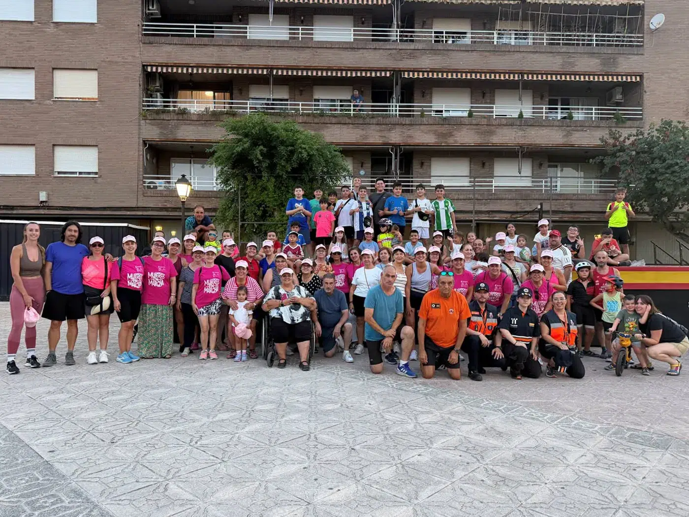 Participantes recorriendo las calles de Santa Olalla durante la celebración del Día de la Bicicleta.
