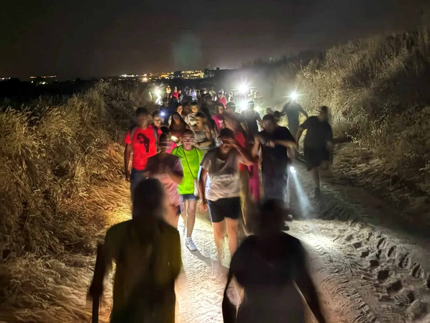 Participantes en la Ruta de las Perseidas de Santa Olalla durante el recorrido nocturno por el camino de Carriches.
