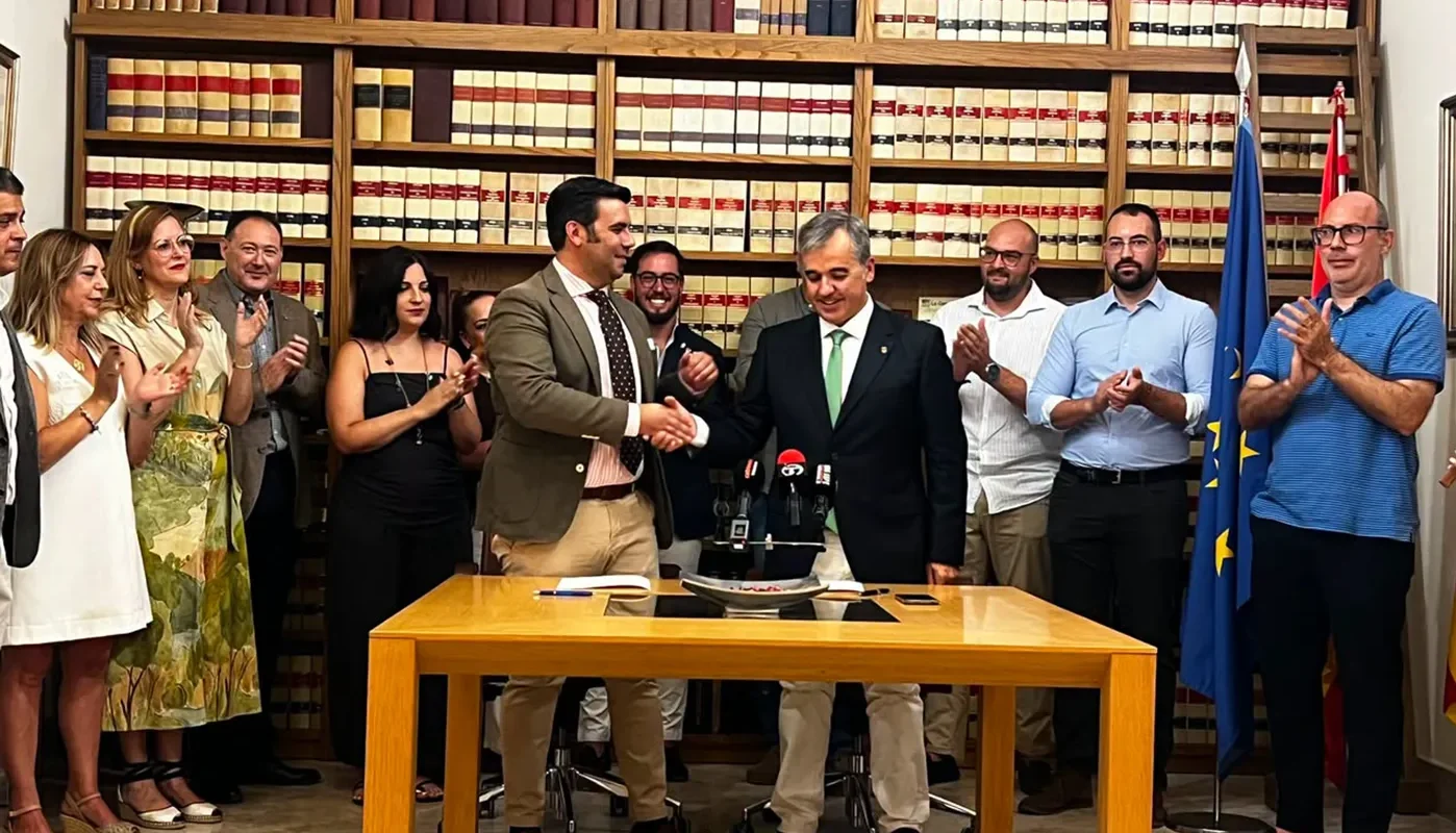Los alcaldes de Torrijos y Aspe durante la firma de la renovación del hermanamiento entre ambos municipios.