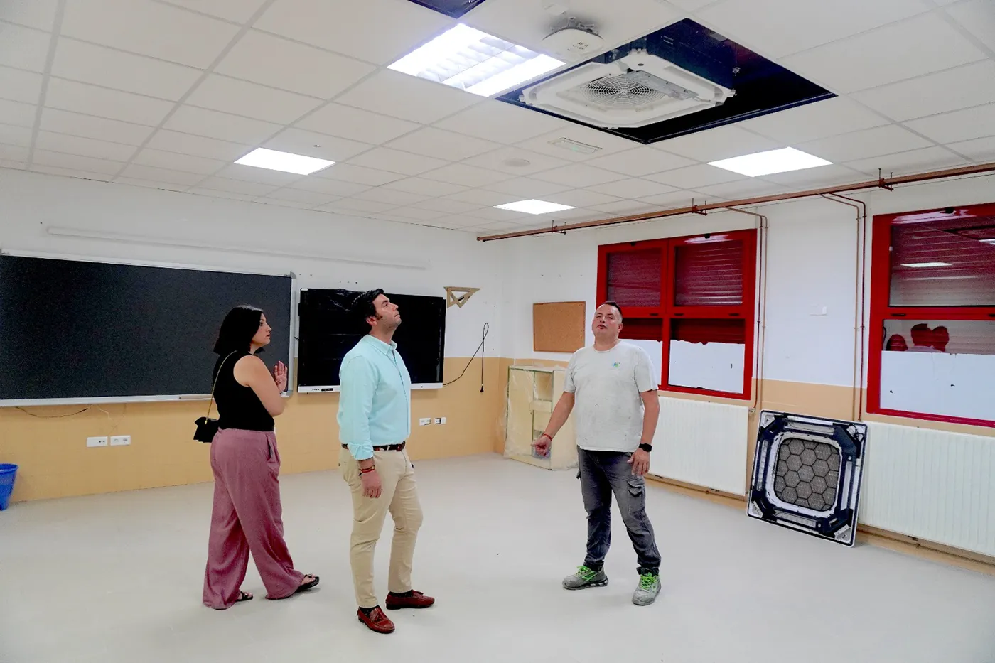 Visita del alcalde de Torrijos y la concejala de Educación a las obras de climatización y energía solar en un centro educativo.