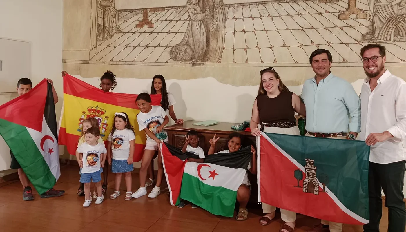 Recepción del Ayuntamiento de Torrijos a los menores saharauis y familias participantes en el programa Vacaciones en Paz.