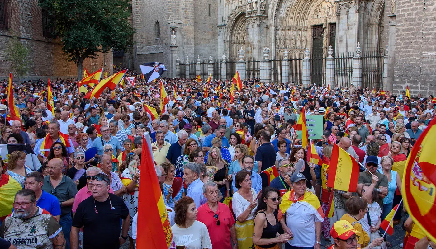Concentracion-multitudinaria-de-apoyo-a-Ceuta-en-Toledo-frente-al-Ayuntamiento