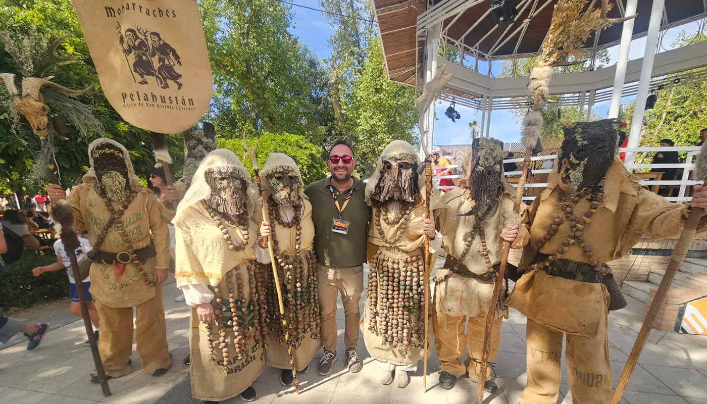 Los Moharraches de Pelahustán en Sabor Toledo acompañados por el alcalde Roberto García