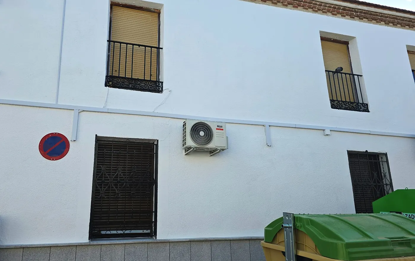 Edificio del Ayuntamiento de Otero tras las obras de rehabilitación de la fachada y el tejado.