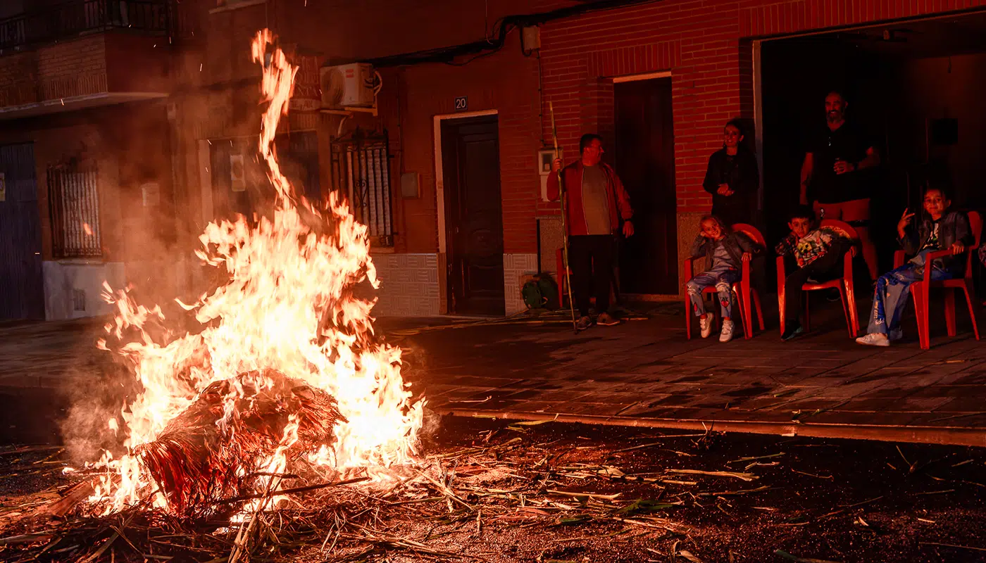 Vecinos junto a una de las Luminarias de San Miguel en una calle de El Carpio de Tajo