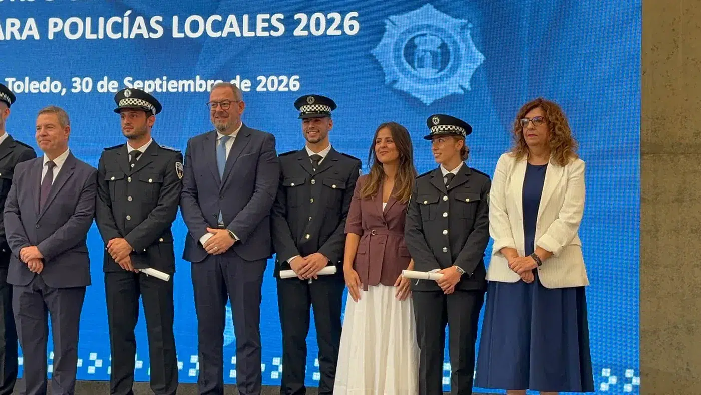 Javier Aceituno durante la entrega del diploma como nuevo Policía Local de Camarena.