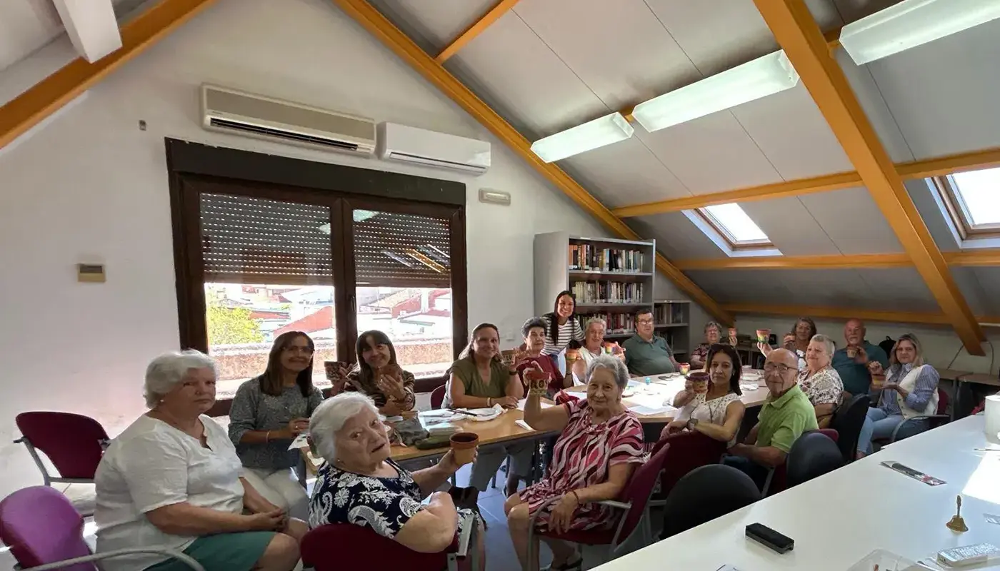 Participantes del Taller de Memoria de El Casar de Escalona durante la actividad de plantación de semillas.