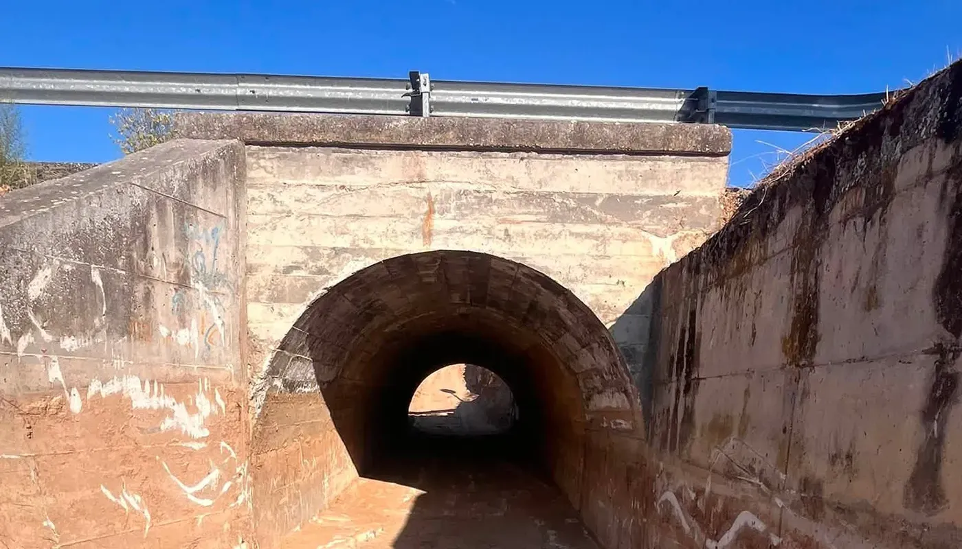 Túnel habilitado bajo la carretera CM-4000 en El Carpio de Tajo para mejorar el acceso peatonal.