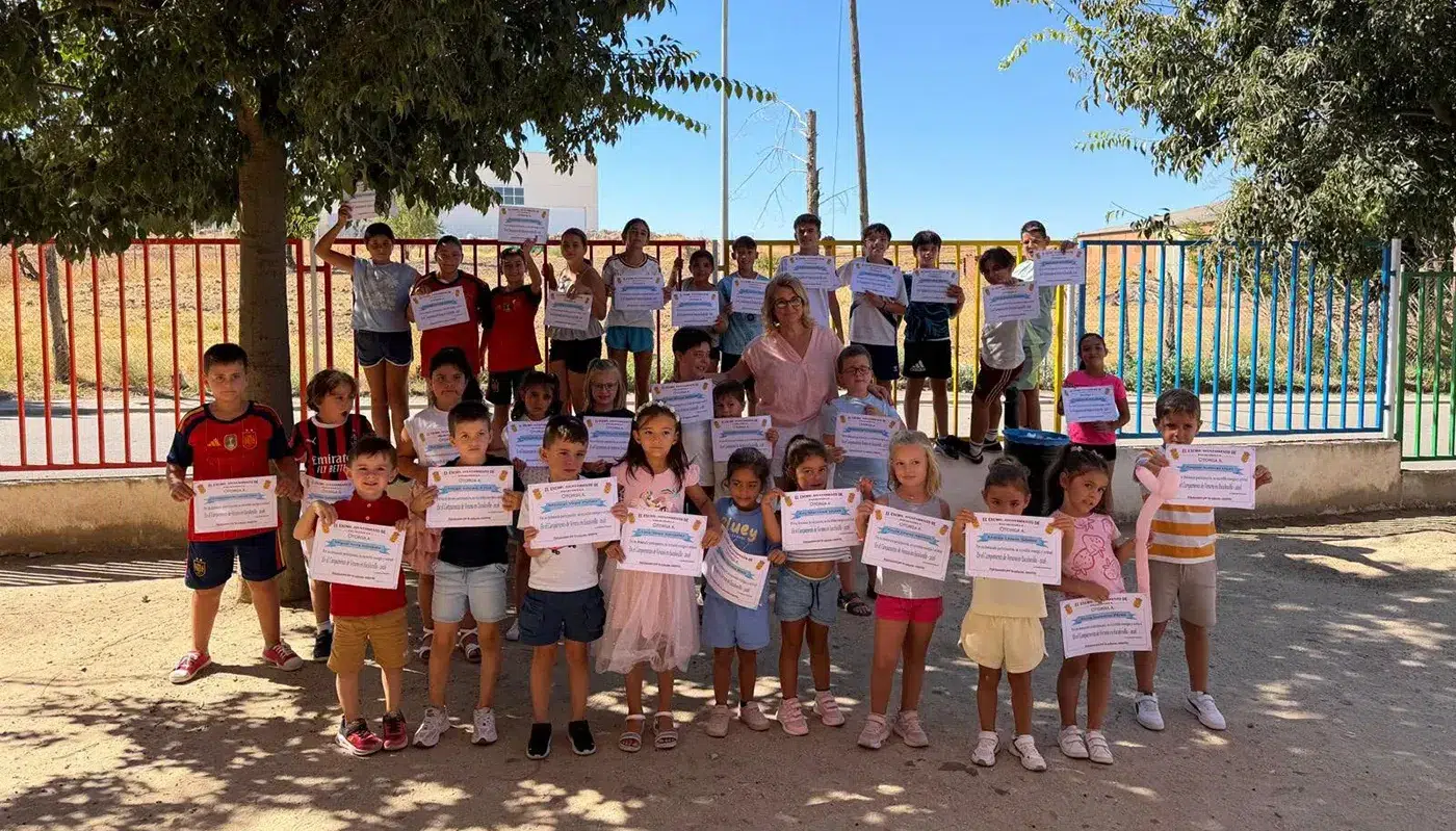 Niños participantes en el Campamento de Verano 2026 de Escalonilla durante una de las actividades de cierre.