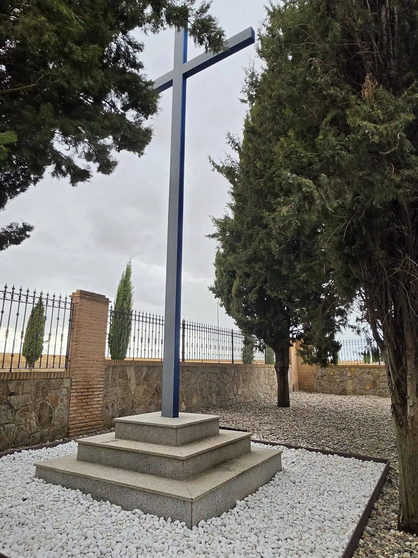 Zona de acceso al cementerio municipal de Gerindote tras las obras de mejora y acondicionamiento.