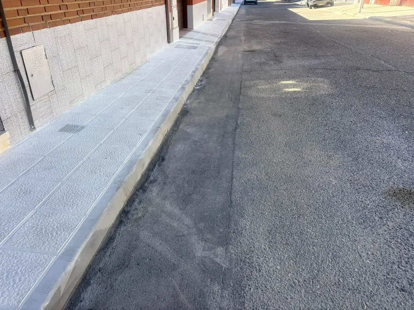 Obras de renovación de las aceras y el pavimento de la calle Real de Huecas.