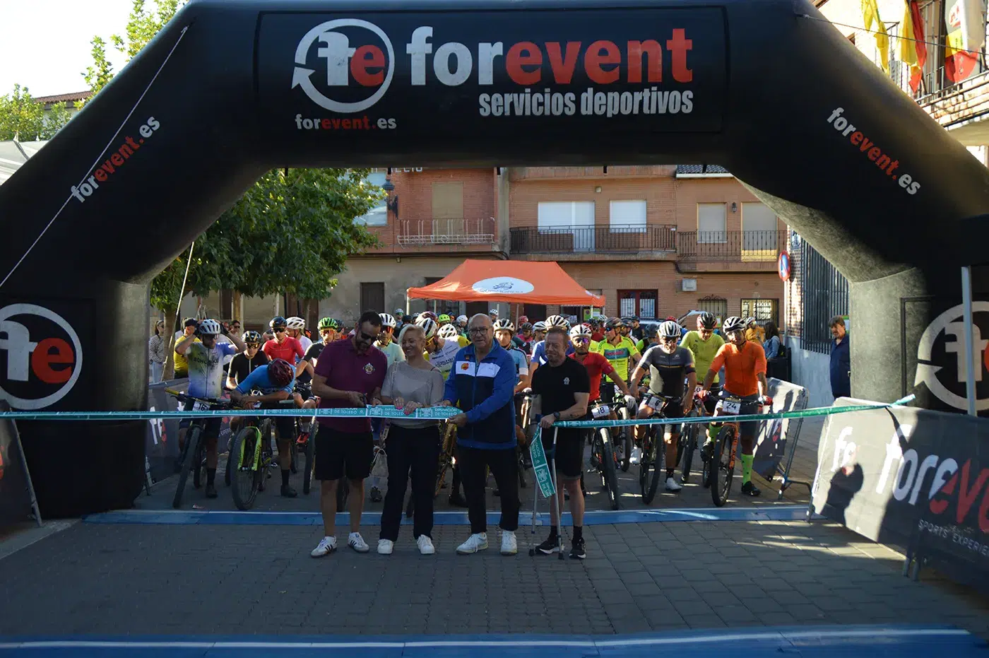 Participantes en la 20ª edición de la Clásica MTB Quismondo durante la prueba celebrada por los caminos del municipio.