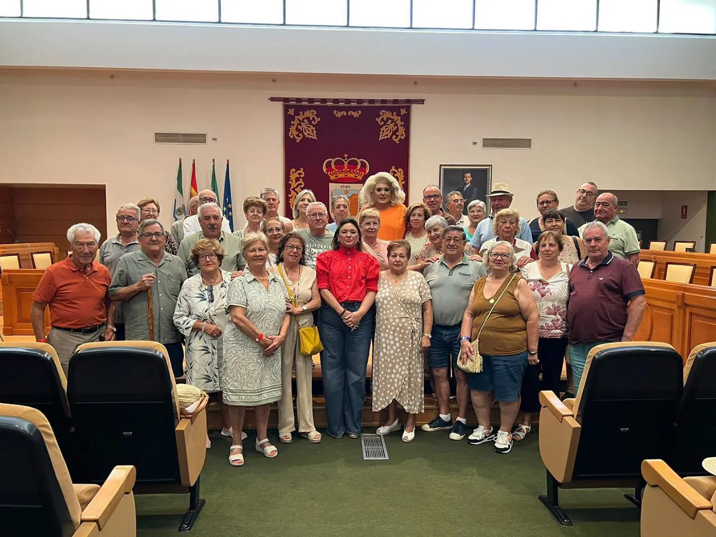 Integrantes de la Peña La Unión de Santa Olalla durante su recepción en el Ayuntamiento de Torremolinos.