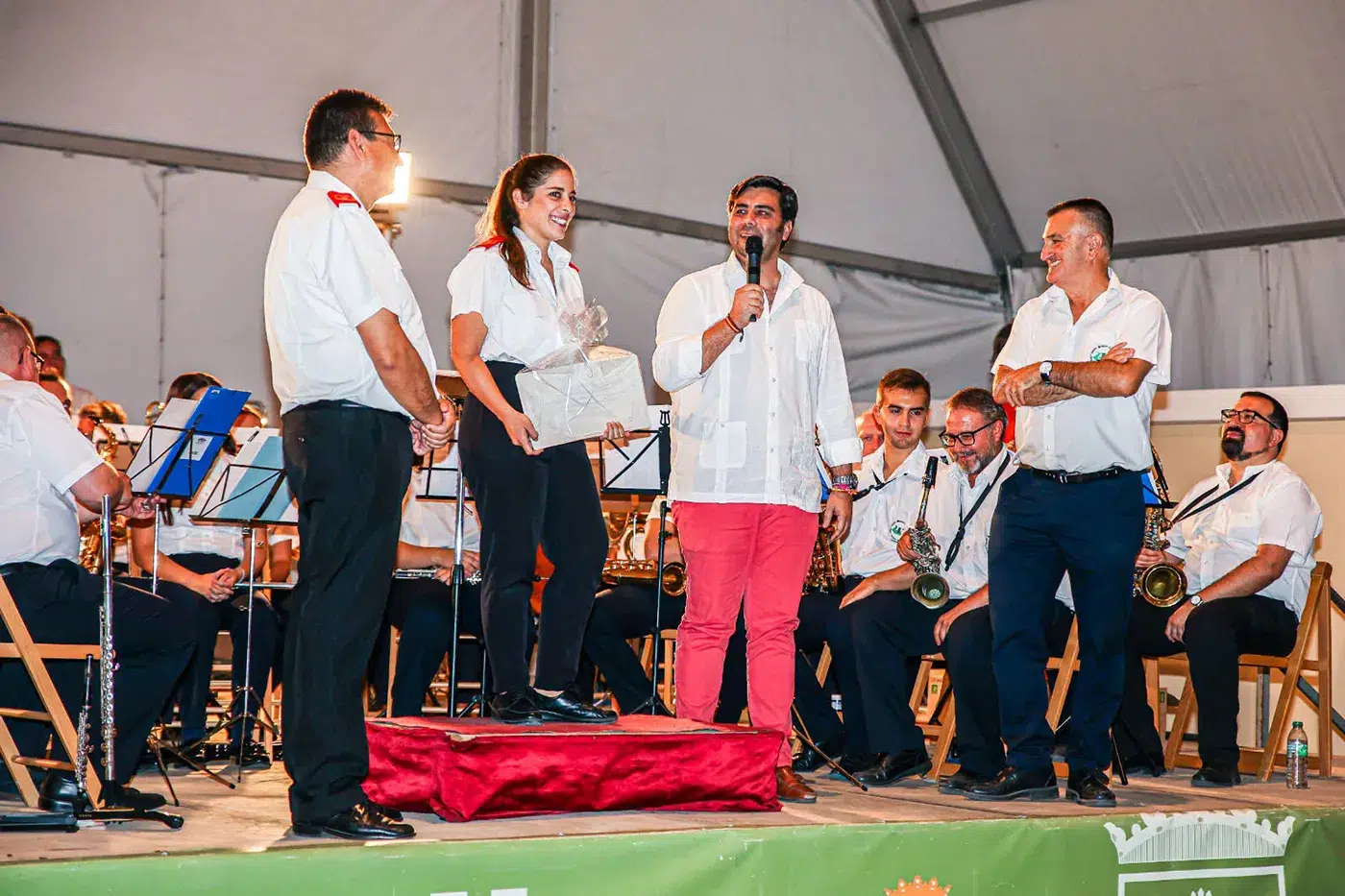 Músicos participantes en el 34.º Encuentro de Bandas de Música de Torrijos celebrado en la plaza de España.