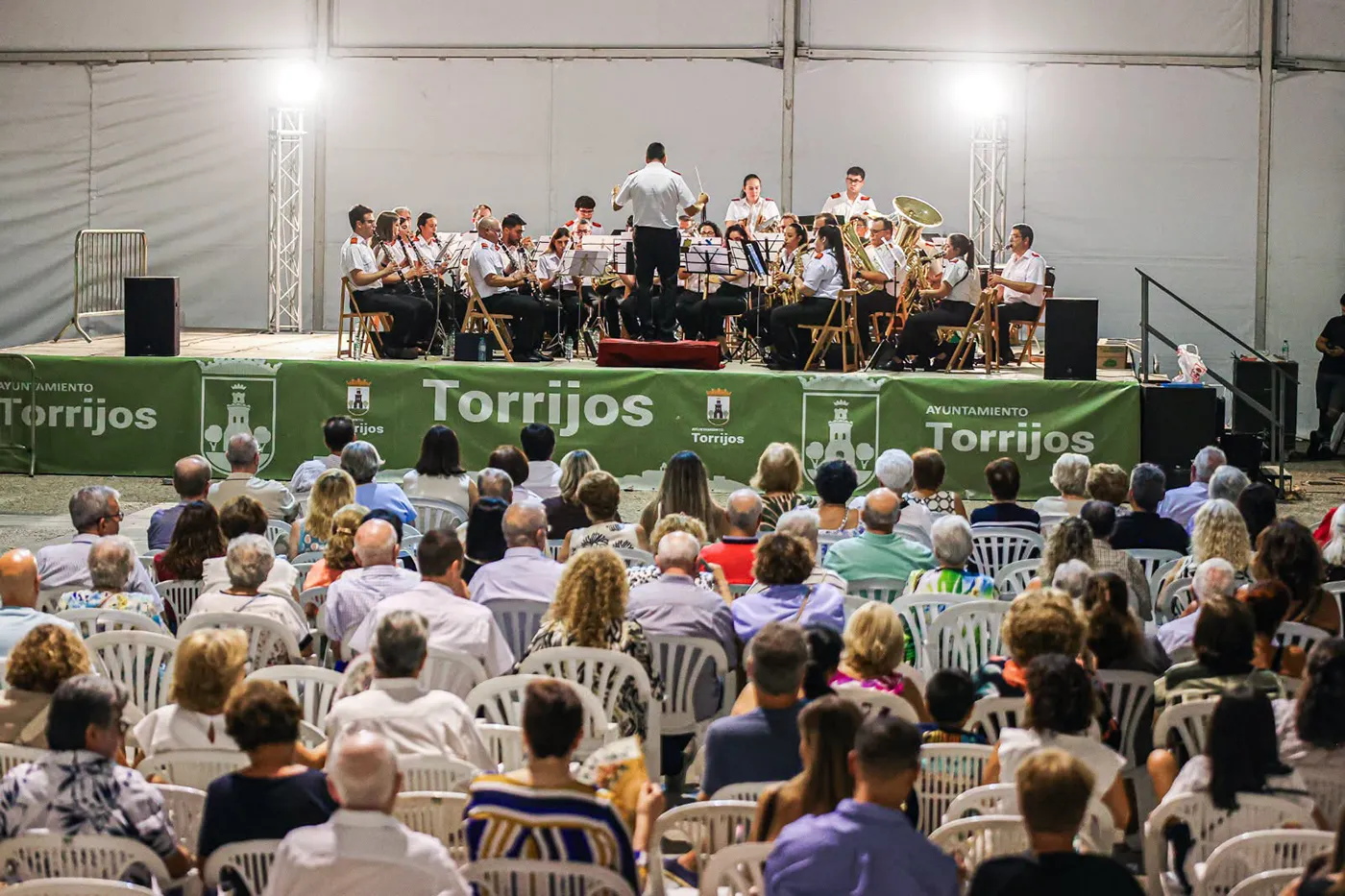 Músicos participantes en el 34.º Encuentro de Bandas de Música de Torrijos celebrado en la plaza de España.