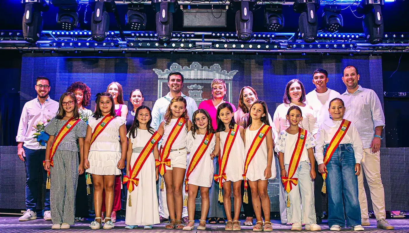 Las nueve Damitas Infantiles de las Fiestas de la Sementera 2026 durante su presentación en la Plaza de Toros de Torrijos.