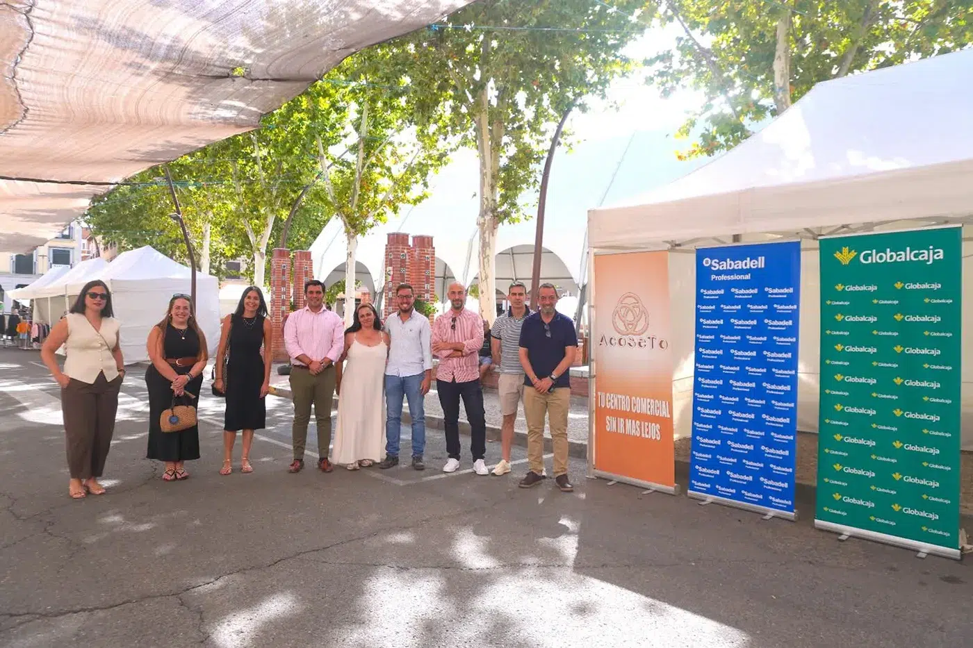 Puestos comerciales instalados en la Plaza de España durante Feritorr 2026 en Torrijos.