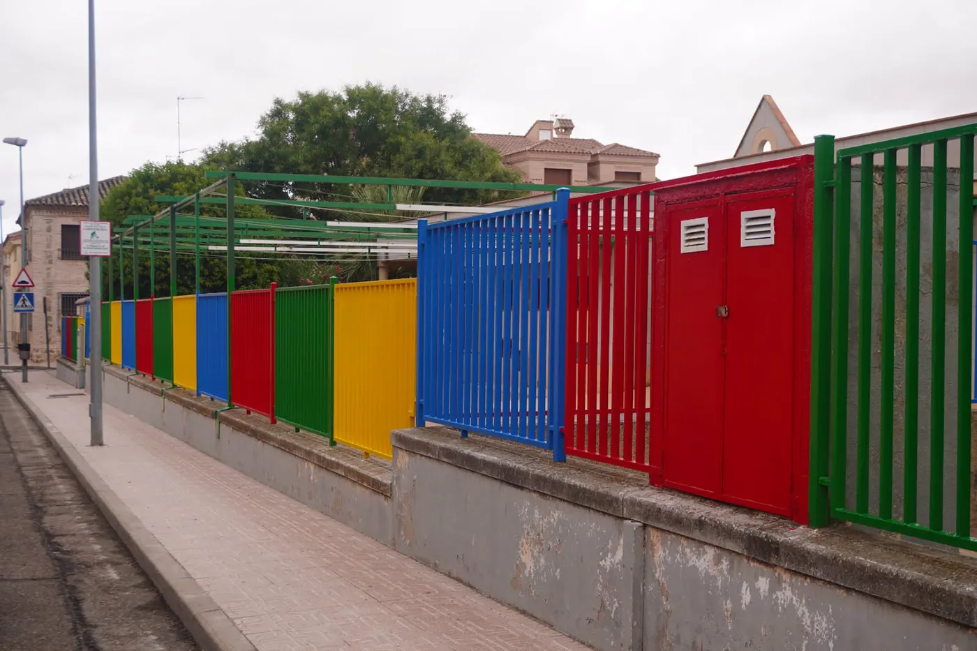 Trabajos municipales de pintura y mantenimiento en vallados y espacios públicos de Torrijos.