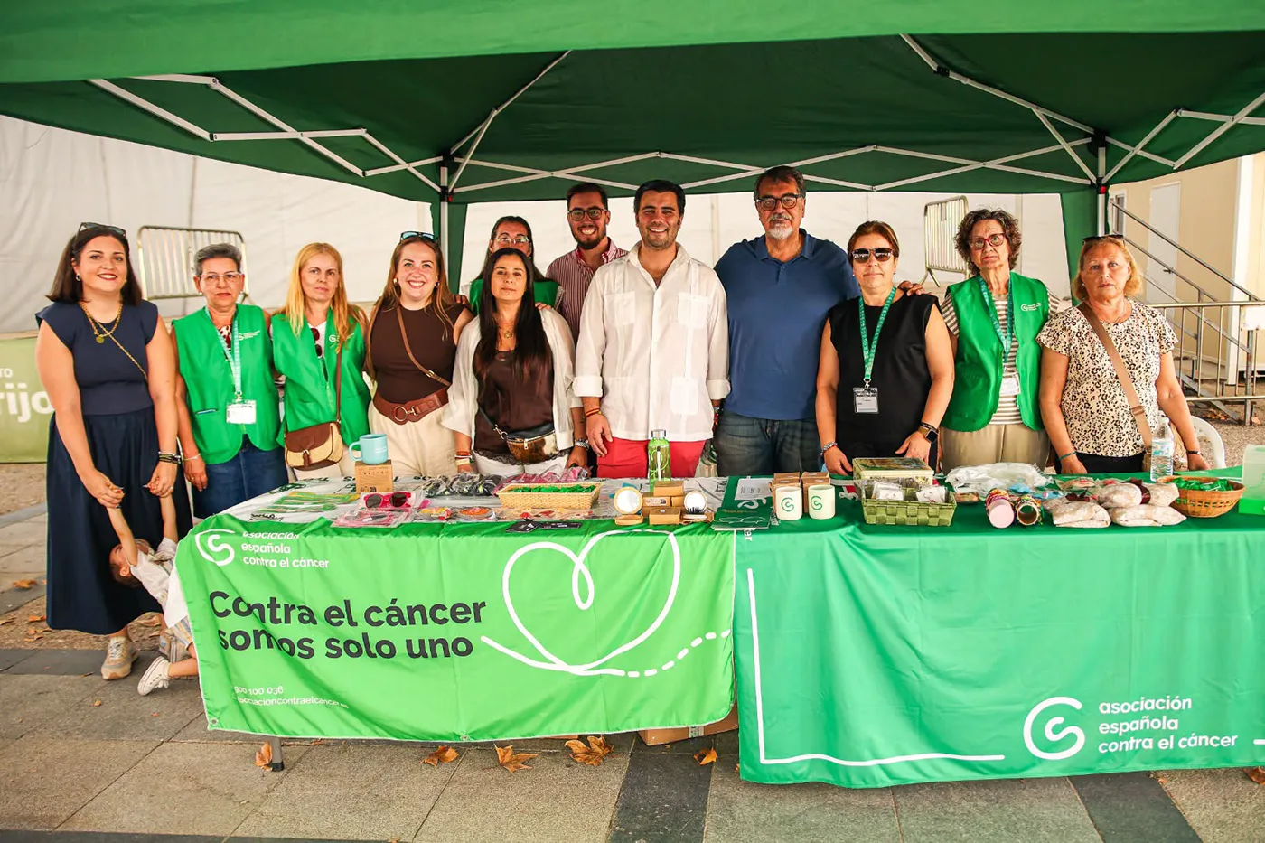 Asociaciones participantes en el Mercado Solidario Asociativo celebrado en la plaza de España de Torrijos.