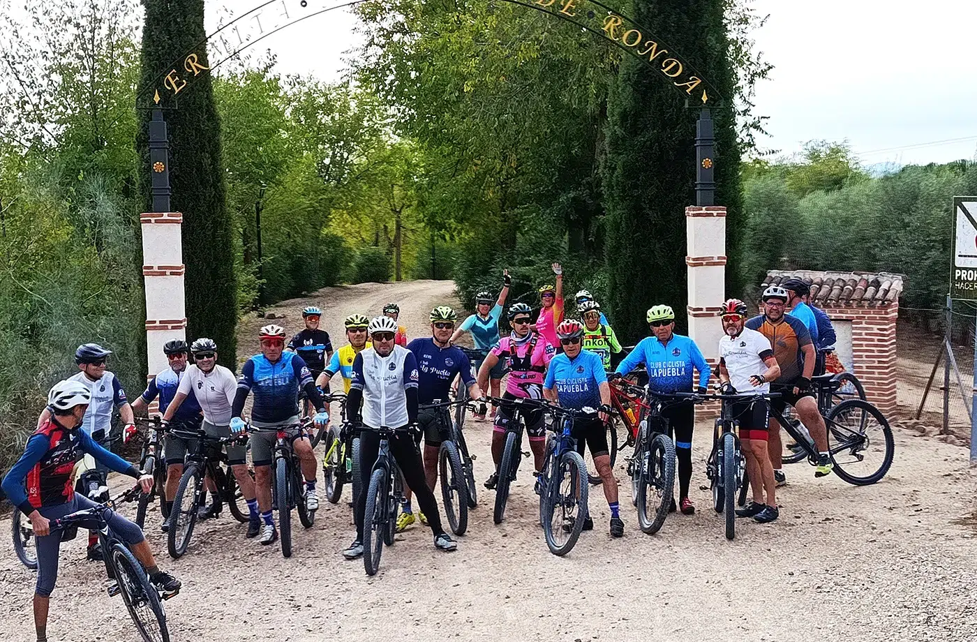 Participantes en la conmemoración del 750.º aniversario del éxodo de Ronda junto a la ermita de la Virgen de Ronda.