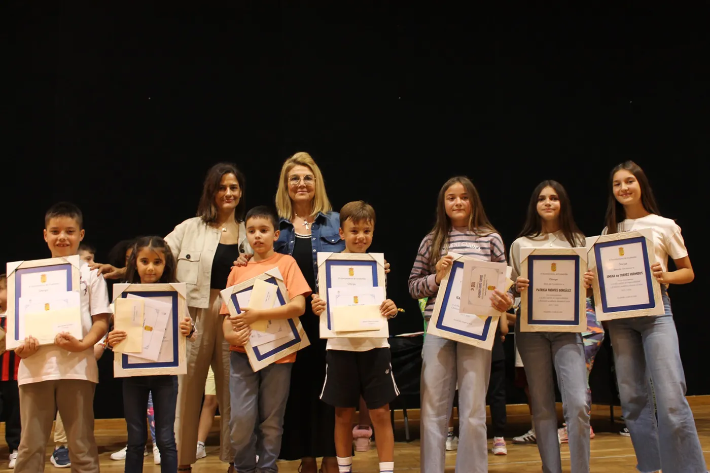 Entrega de las siete Becas de Excelencia Académica del Ayuntamiento de Escalonilla a alumnos del CEIP Sagrados Corazones, con la alcaldesa Sonia María Gómez Fernández.