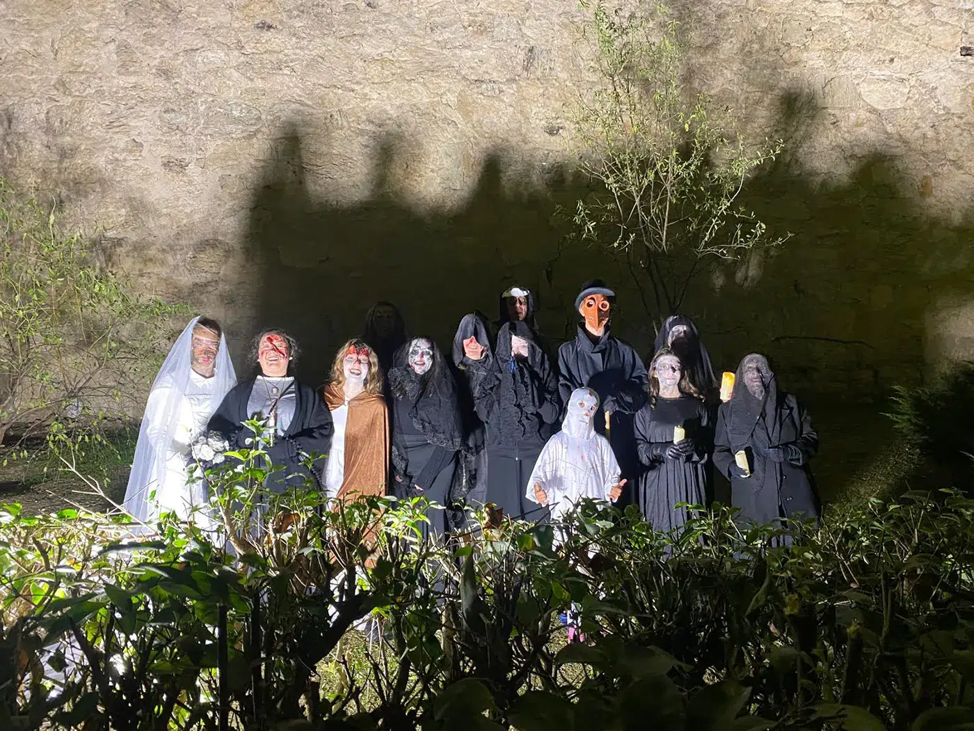 Pasacalle del terror La Viuda Negra en Maqueda, celebrado el 24 de octubre con un recorrido desde la Cuesta del Torreón hasta el Parque del Castillo.
