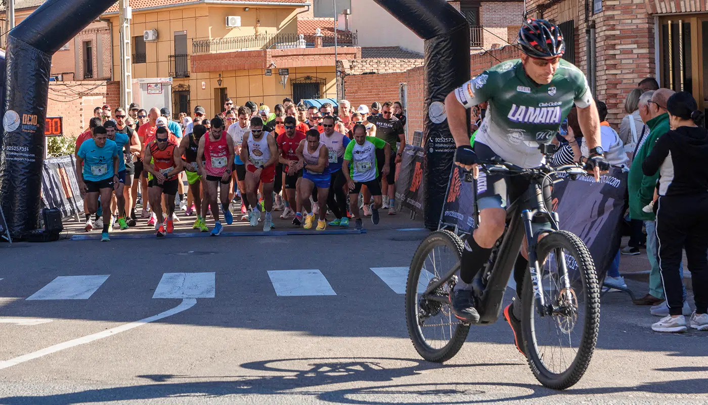 Participantes en la IX carrera popular de La Mata durante la prueba absoluta