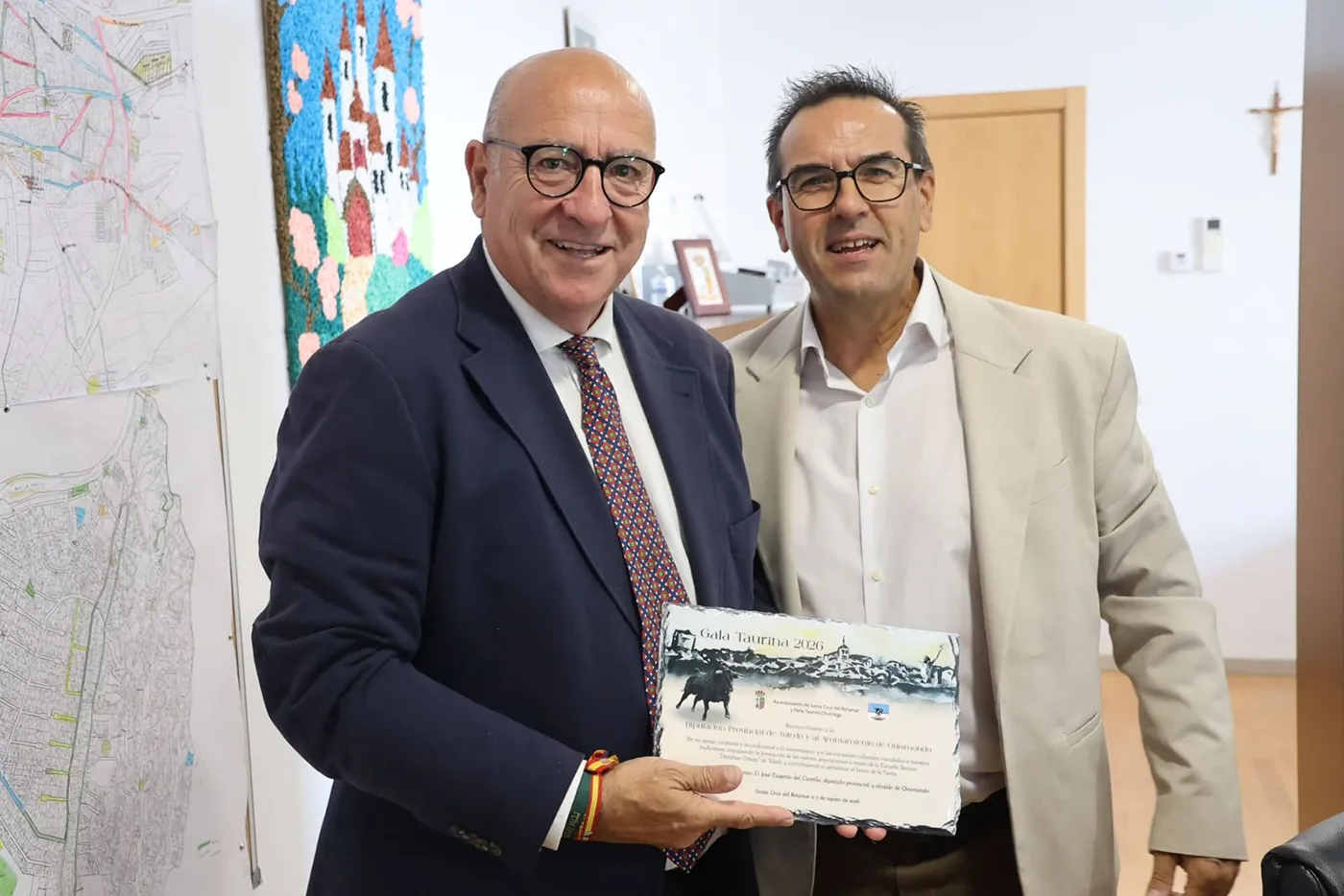 José Eugenio del Castillo, alcalde de Quismondo, recibe un reconocimiento de Ángel Martín Montoro, alcalde de Santa Cruz del Retamar.
