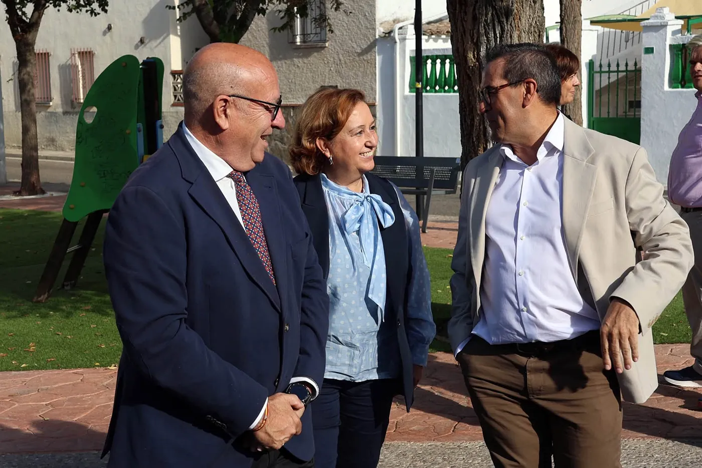 El alcalde de Santa Cruz del Retamar, Ángel Martín, y la presidenta de la Diputación de Toledo, Concepción Cedillo, durante su visita al municipio