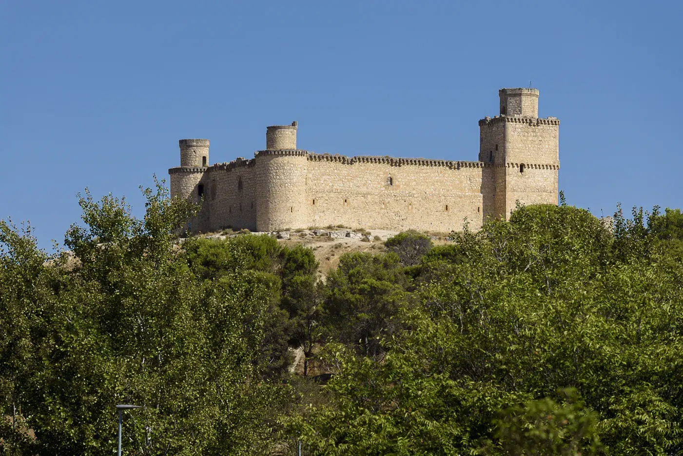Vista exterior del Castillo de Barcience, parte del patrimonio histórico de Barcience, con sus torres de piedra.