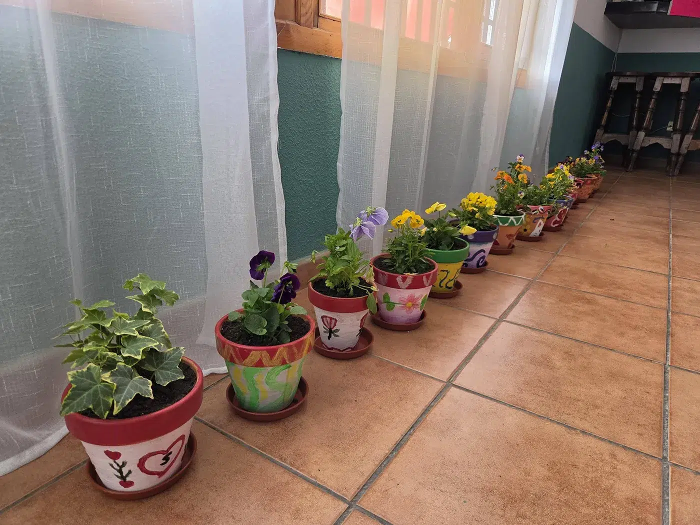 Participantes en el taller de pintura y decoración de macetas celebrado en Albarreal de Tajo con motivo del Día Internacional de las Mujeres Rurales.