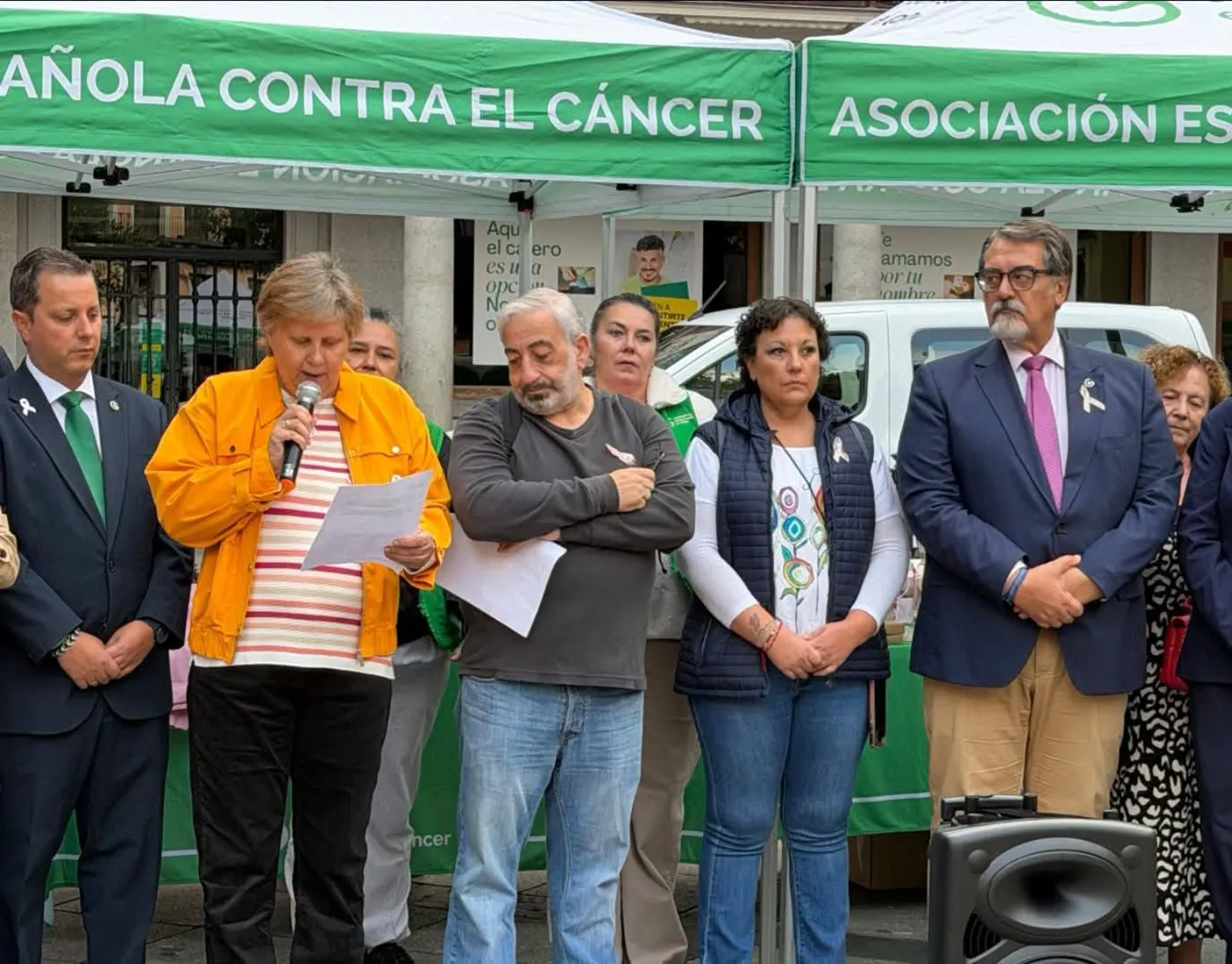 Mari Luz Benenati Sebastián y Jesús Ángel Álvarez Blázquez, vecinos de Albarreal de Tajo, durante la lectura del manifiesto contra el cáncer de mama en la Plaza de Zocodover de Toledo.
