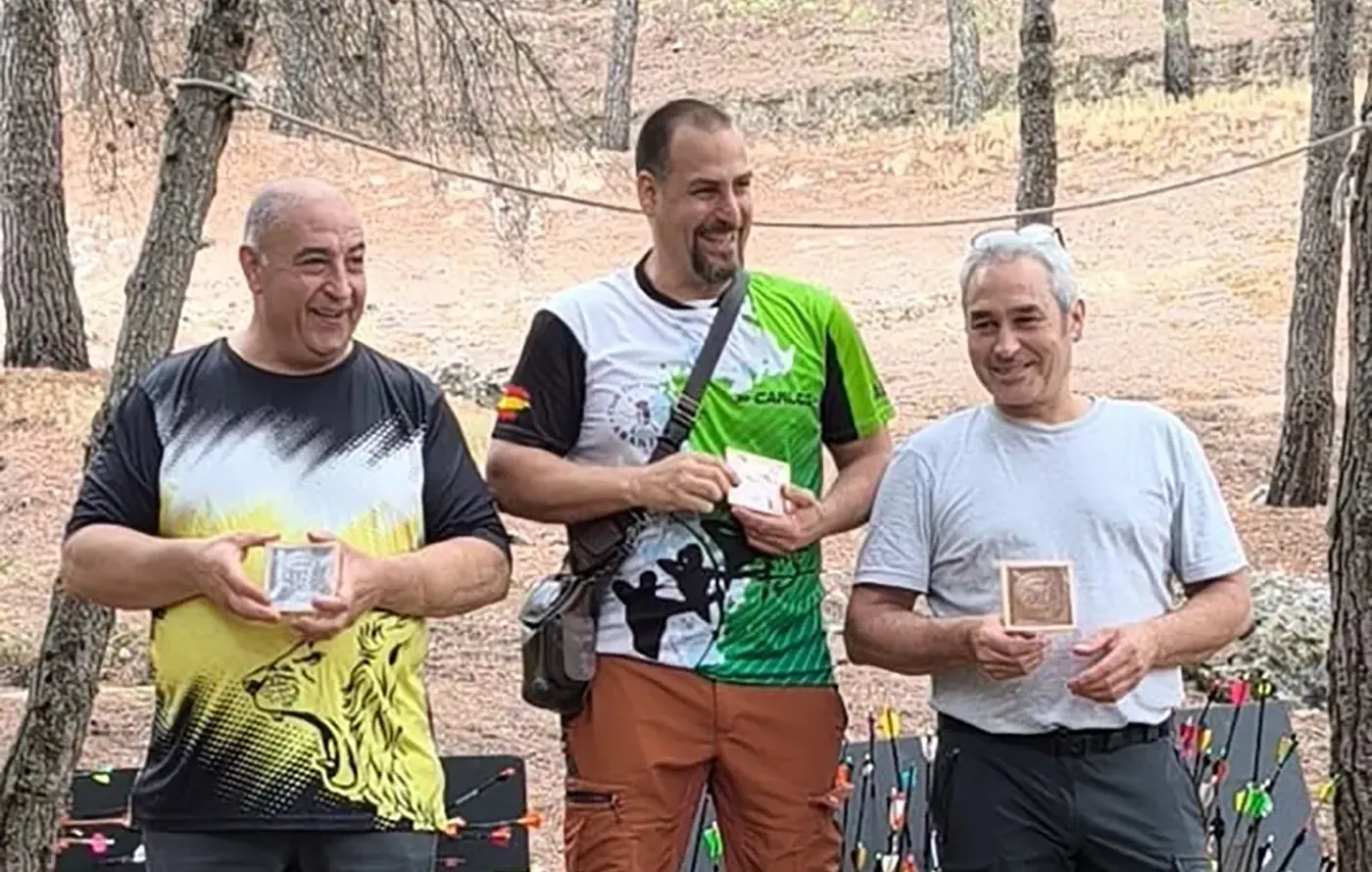 Integrantes del club Arqueros de Barcience durante la competición de tiro con arco 3D celebrada en Yepes.