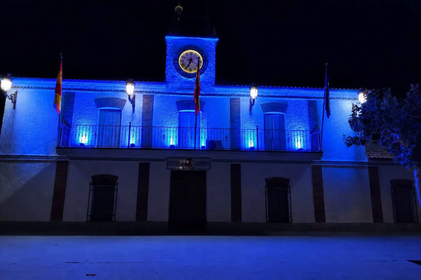 Fachada del Ayuntamiento de Burujón iluminada con motivo del Día Mundial de la Dislexia.
