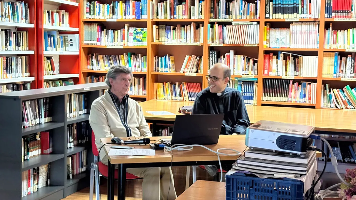 Francisco Jesús Serrano Trigo, nuevo párroco de Camarena, durante la tertulia de Amigos de la Historia celebrada en la Biblioteca Pública Municipal.