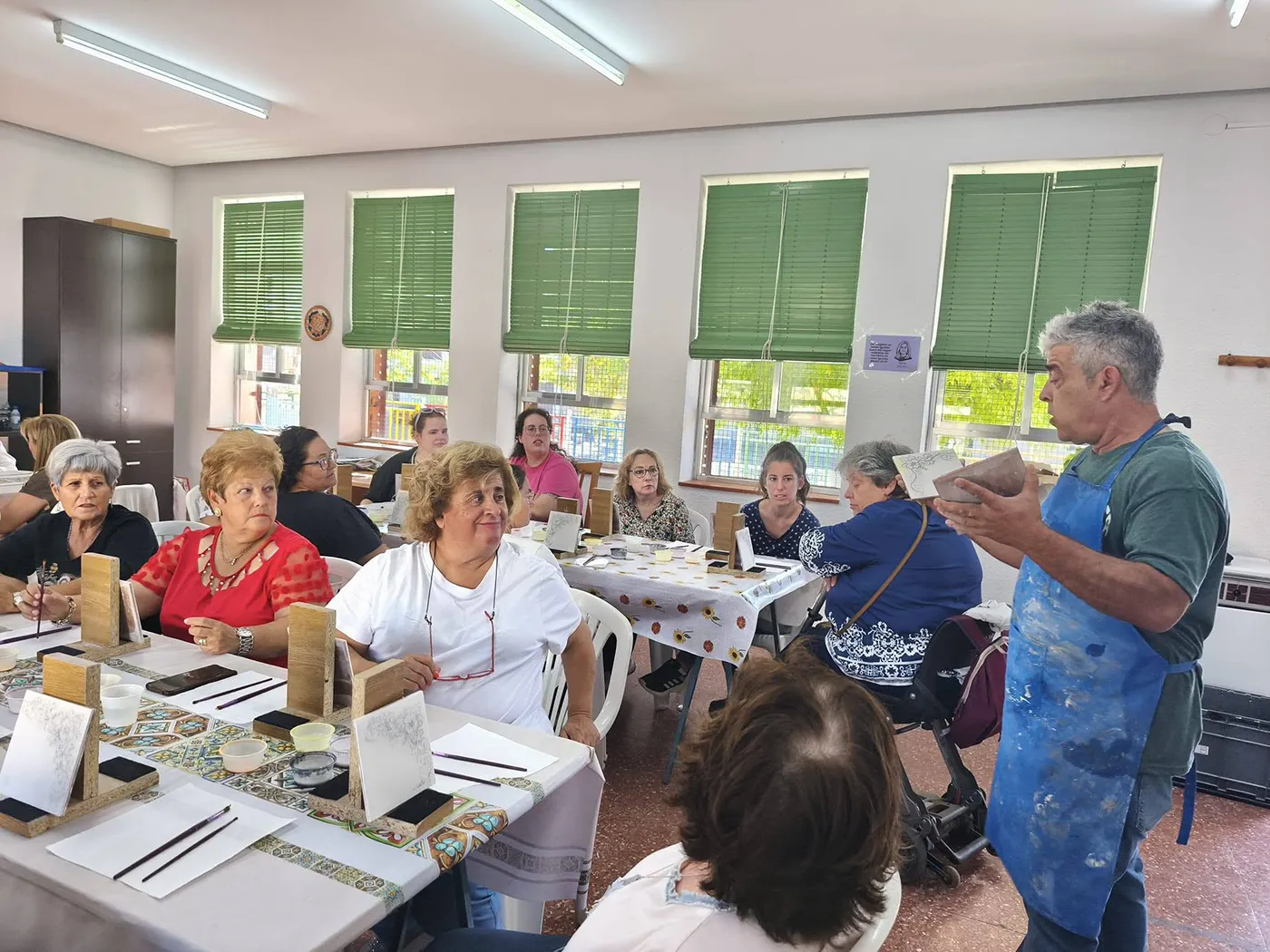 Actividades celebradas en Carmena por el Día Internacional de las Mujeres Rurales, con talleres de cerámica y aceite.