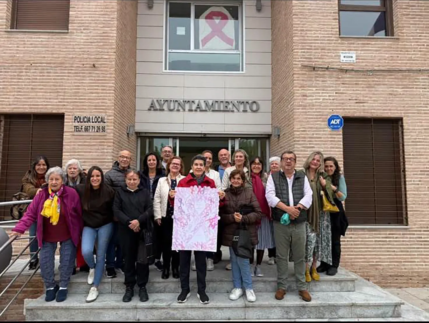 Mural con lazos rosas y mensajes solidarios elaborado por los participantes del Taller de Memoria de El Casar de Escalona con motivo del Día Mundial contra el Cáncer de Mama.