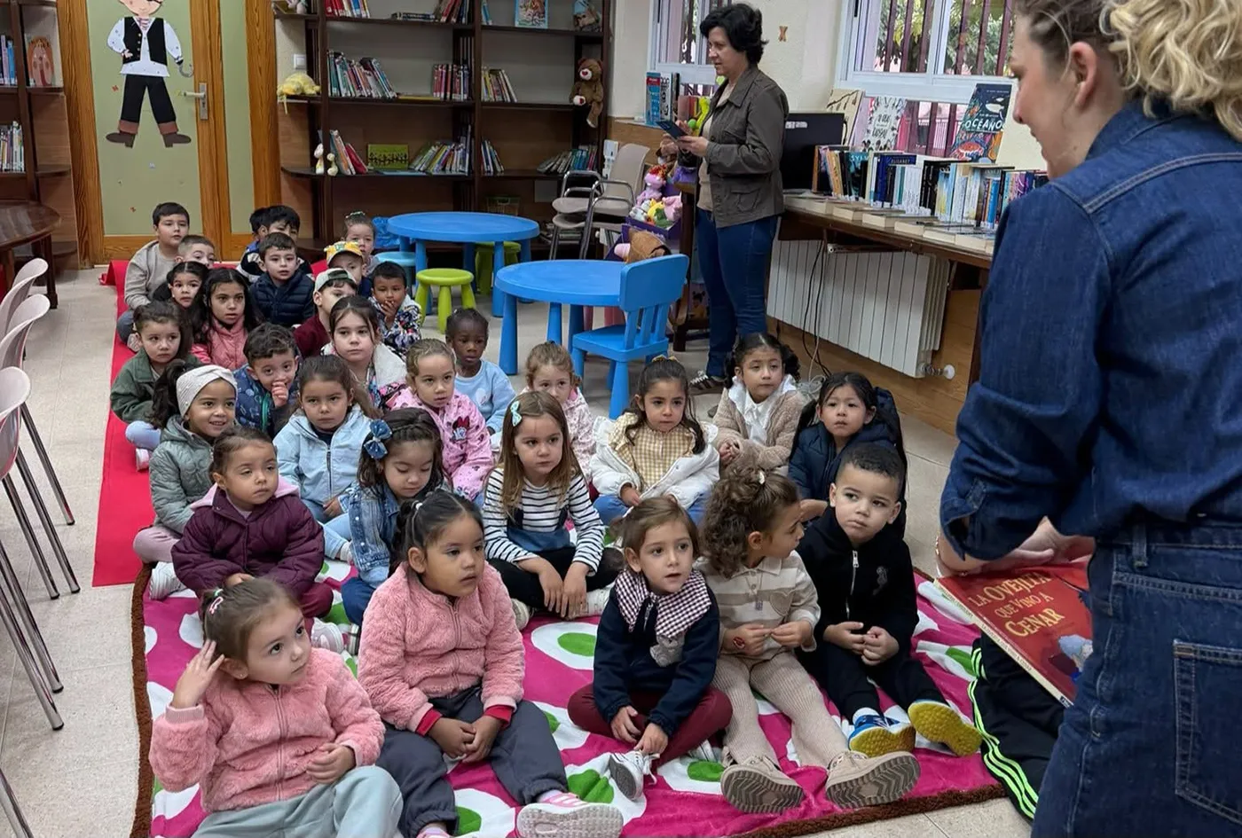 Escolares de Escalonilla participan en la primera sesión de animación a la lectura organizada por el Ayuntamiento y el CEIP Sagrados Corazones.