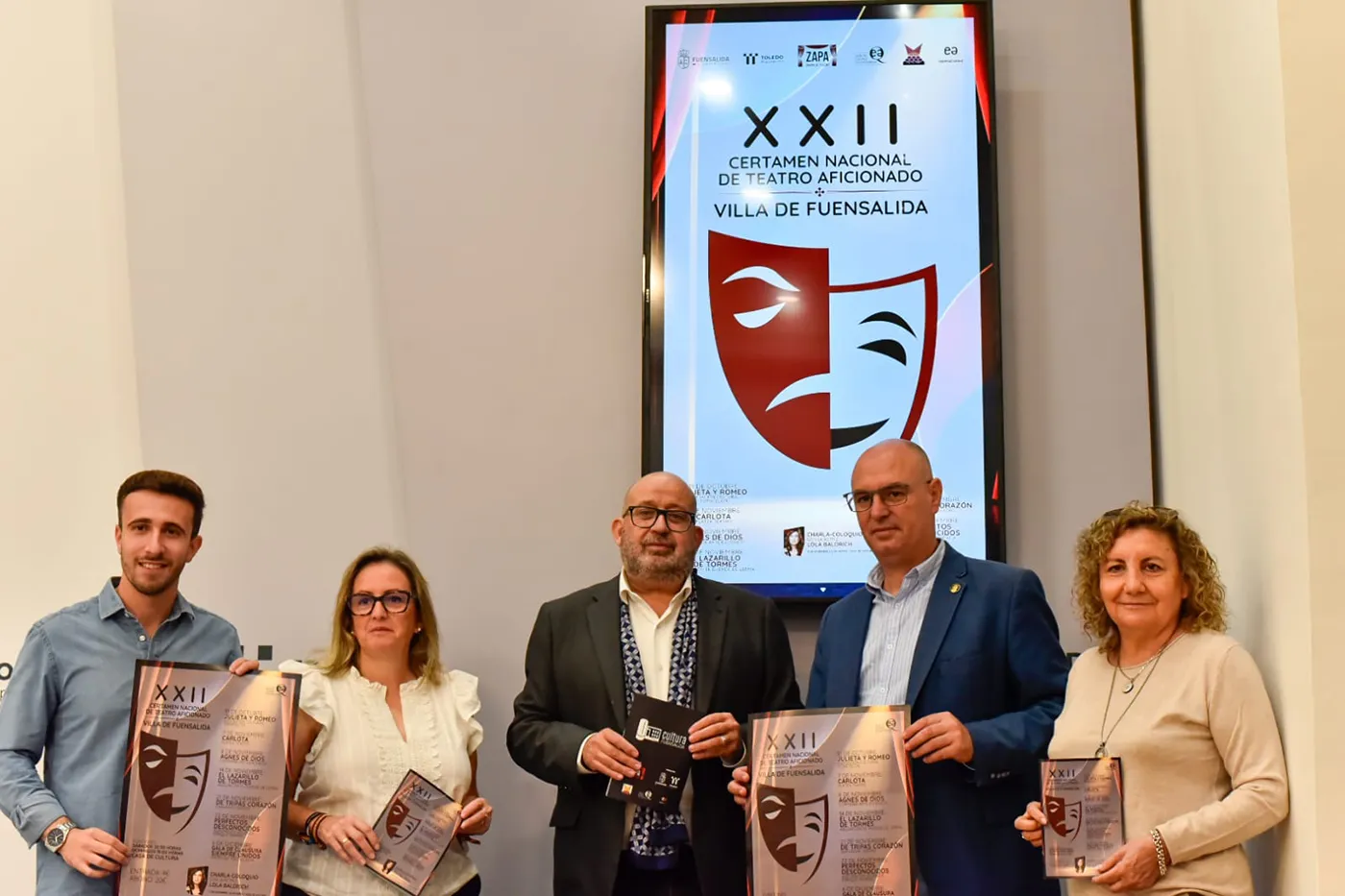 Presentación del XXII Certamen Nacional de Teatro Aficionado Villa de Fuensalida con representantes del Ayuntamiento, la Diputación de Toledo y el Grupo de Teatro Zapa.