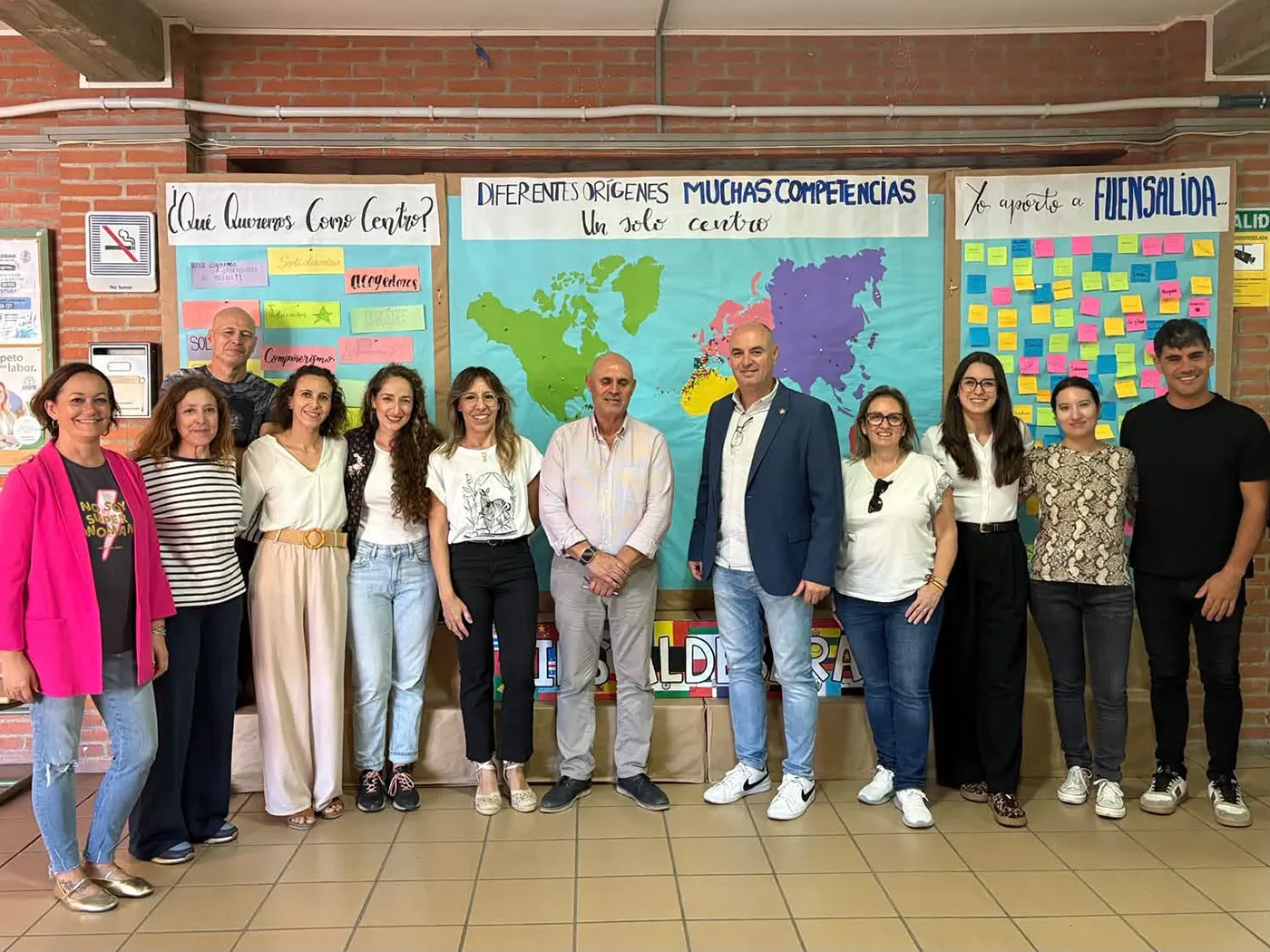 Alumnos del IES Aldebarán de Fuensalida muestran su mapa colectivo de los ErasmusDays durante la visita del alcalde José Jaime Alonso y las concejalas Miriam Mera y Jacqueline Romojaro.