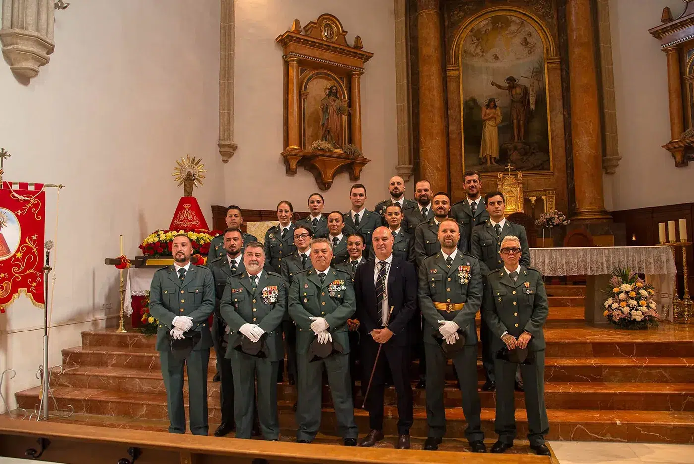Izado de la bandera nacional en el cuartel de la Guardia Civil de Fuensalida durante la celebración del Día de la Hispanidad.