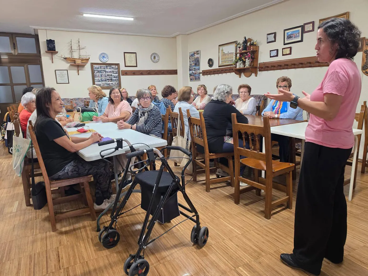 Participantes en las actividades de Espacio de Mayores de Gerindote para trabajar la memoria y el envejecimiento activo.