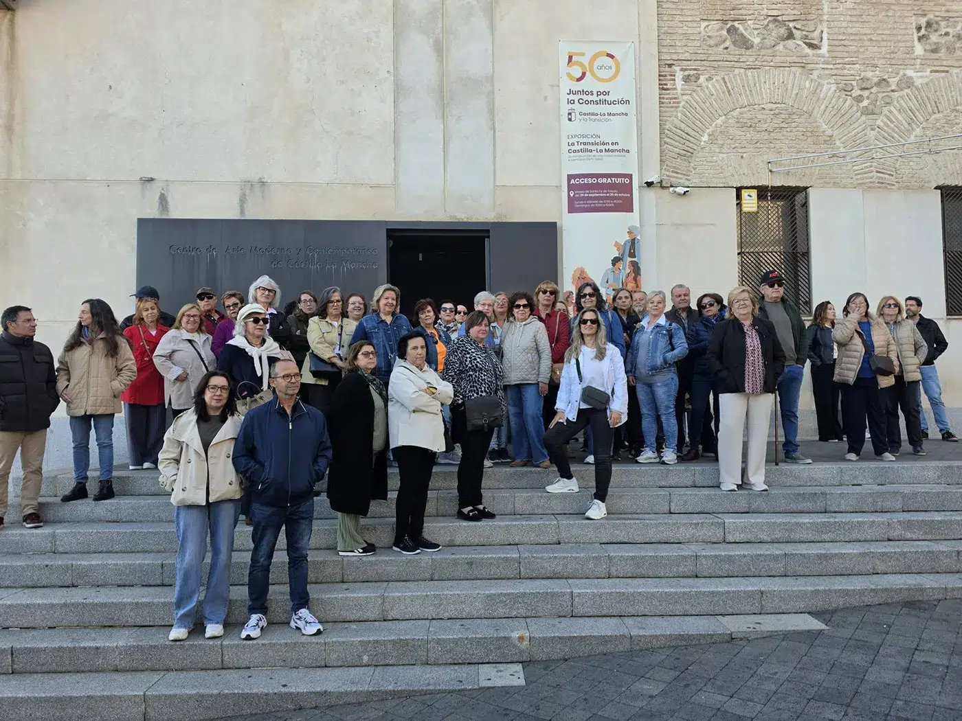 Participantes de la jornada cultural de Gerindote en Toledo durante la visita a la exposición sobre la Transición y la Catedral Primada.