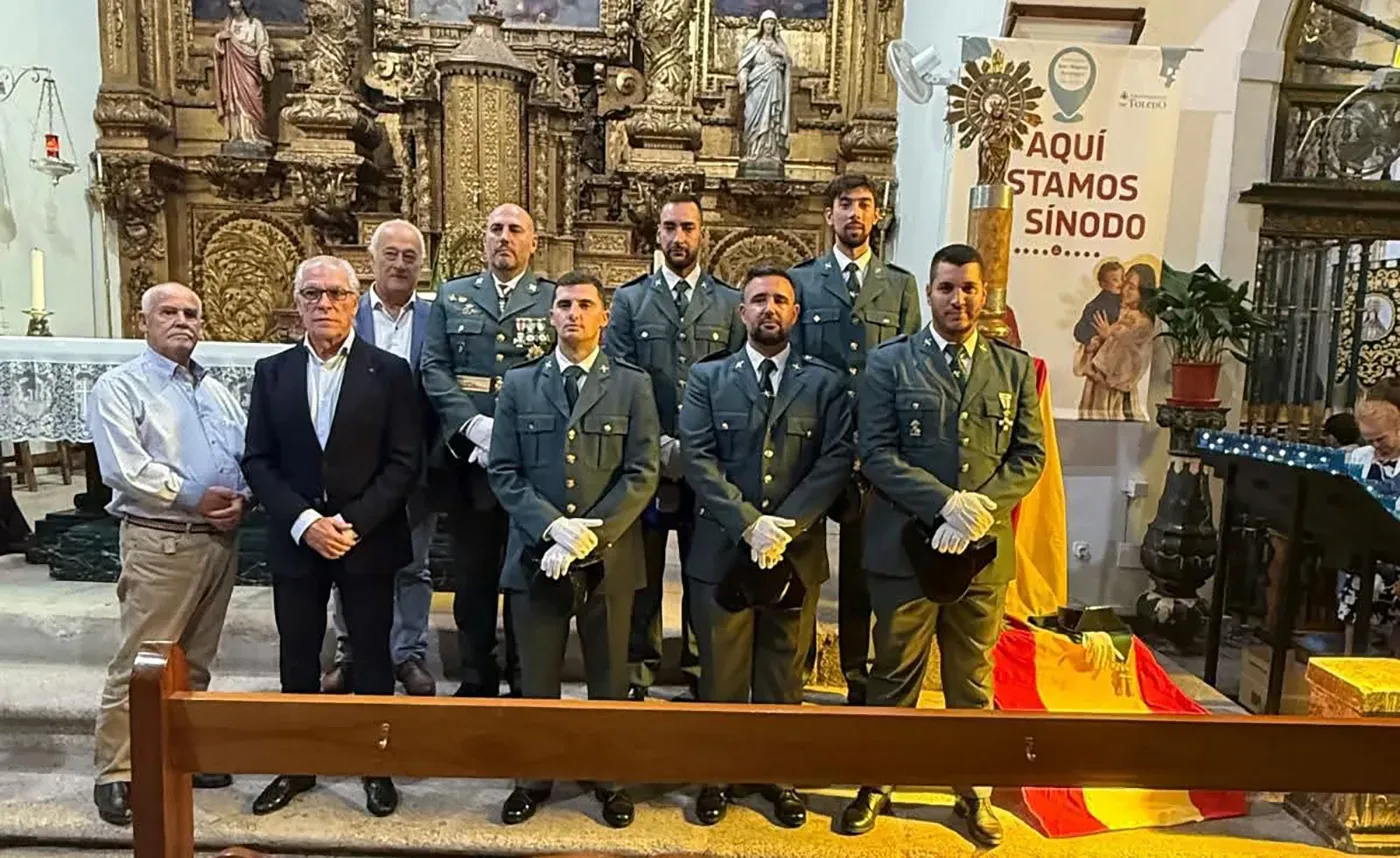Representantes del Ayuntamiento de Hormigos durante la celebración de la Virgen del Pilar junto a la Guardia Civil de Escalona.
