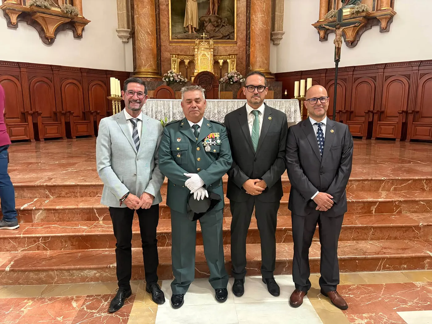 Representantes municipales de Huecas durante la celebración de la Virgen del Pilar junto a la Guardia Civil de Fuensalida.