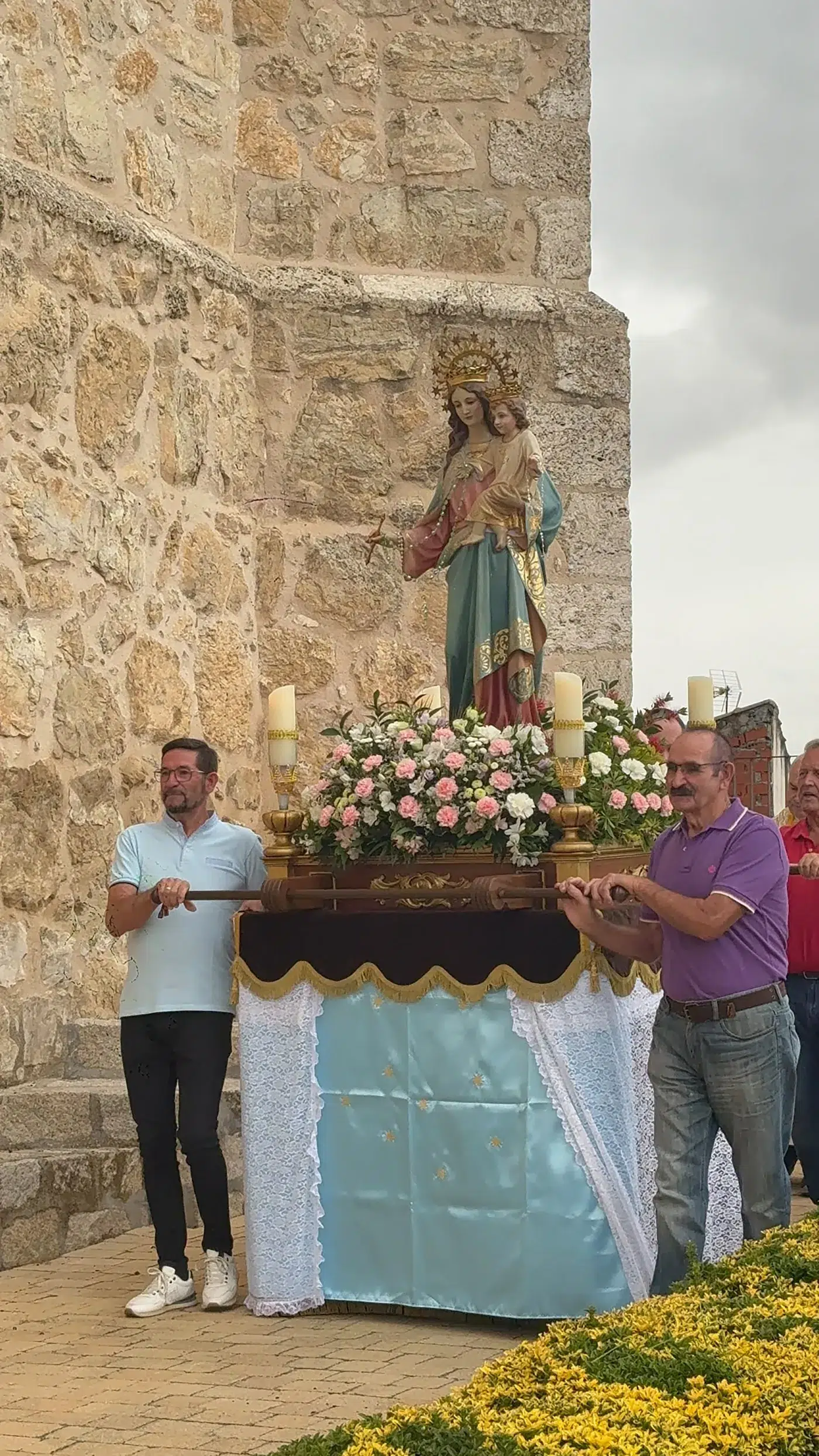 Celebración de la festividad de la Virgen del Rosario en Huecas tras recuperar una tradición histórica.