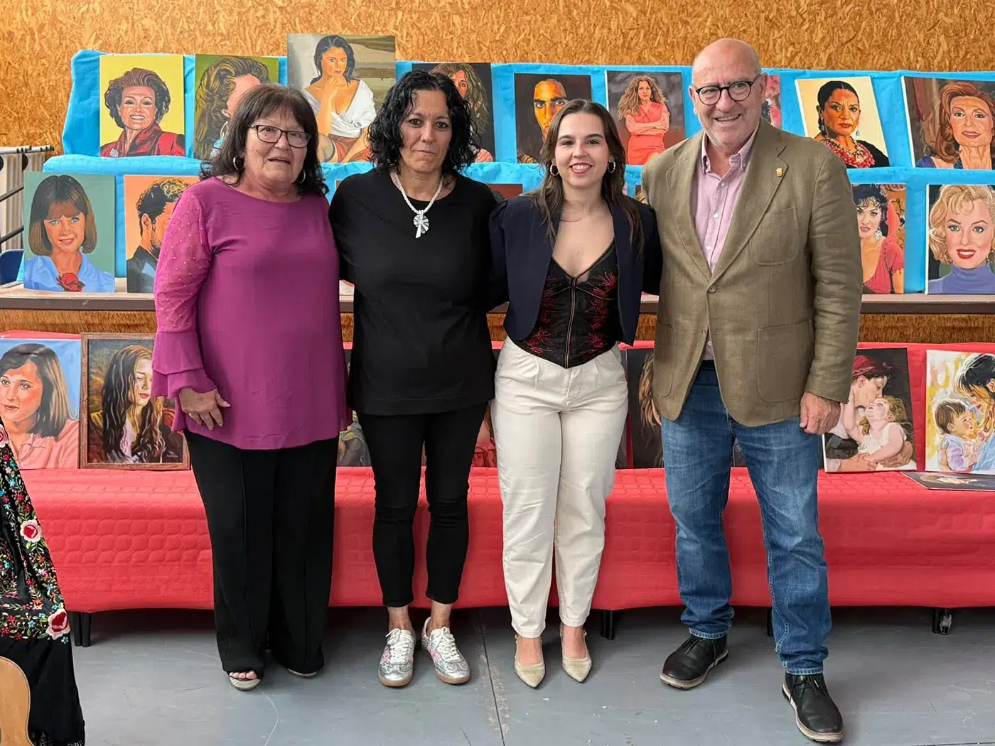 La alcaldesa de Otero, Ana Isabel Labrado Rico, y el diputado José Eugenio del Castillo durante la exposición solidaria de pintura dedicada a Antonio Asensio Robles.