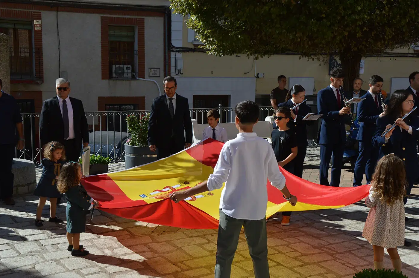 Celebración de la Virgen del Pilar en Santa Cruz del Retamar con autoridades, Guardia Civil y vecinos durante los actos del 12 de octubre.