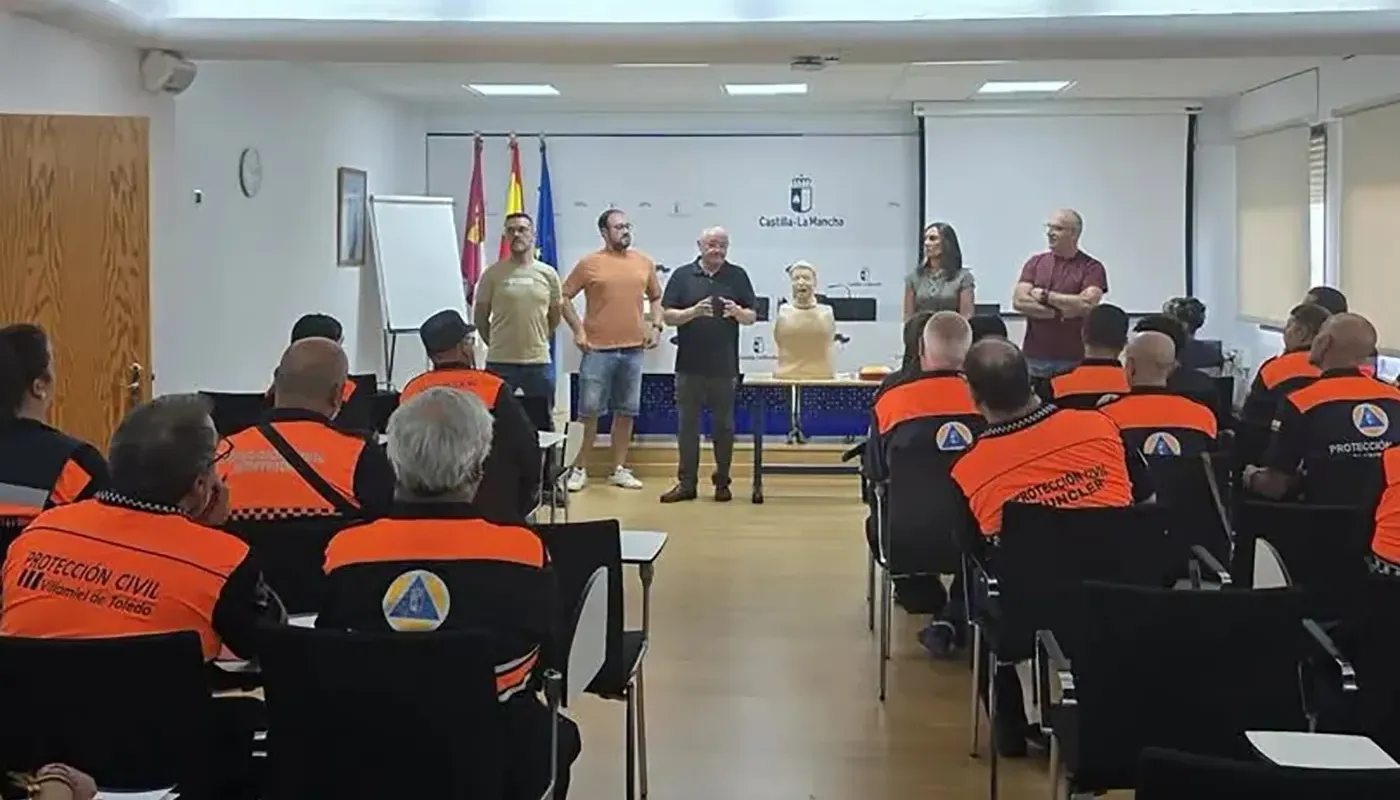 Dos voluntarios de Protección Civil de Santa Olalla durante su formación en la Escuela de Protección Ciudadana.