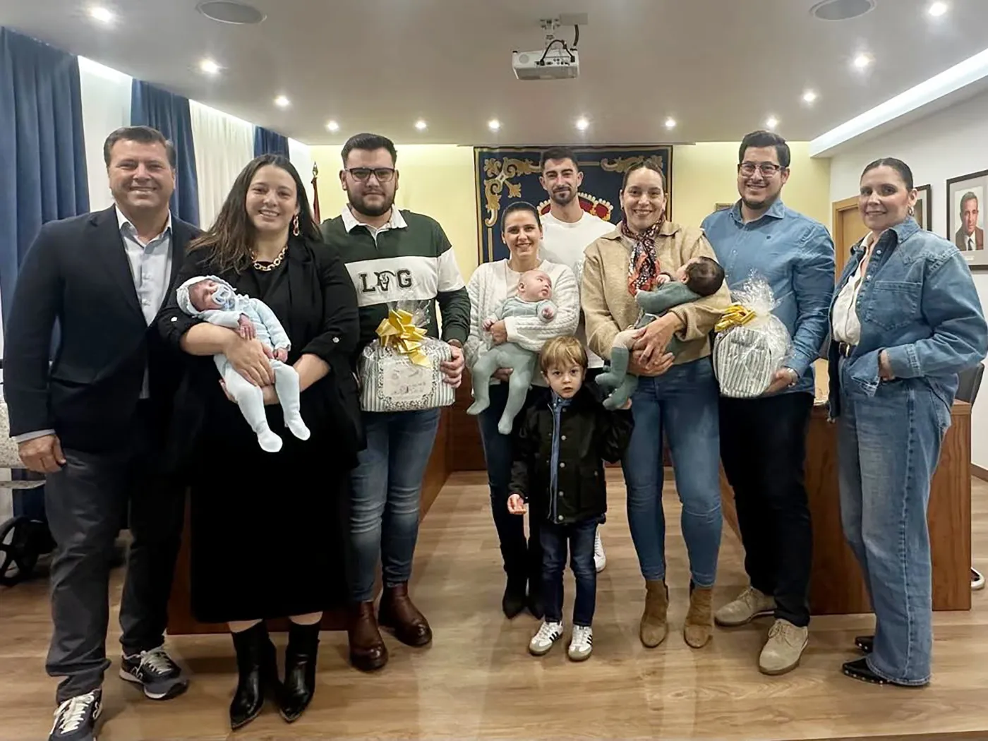 El alcalde de Santa Olalla, Pedro Congosto, y la concejala de Infancia, Vanesa Romero, durante la entrega de la Cesta Bebé a las familias del municipio.